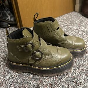 DEVON FLOWER BUCKLE LEATHER PLATFORM BOOTS Dr. Martens Olive Green